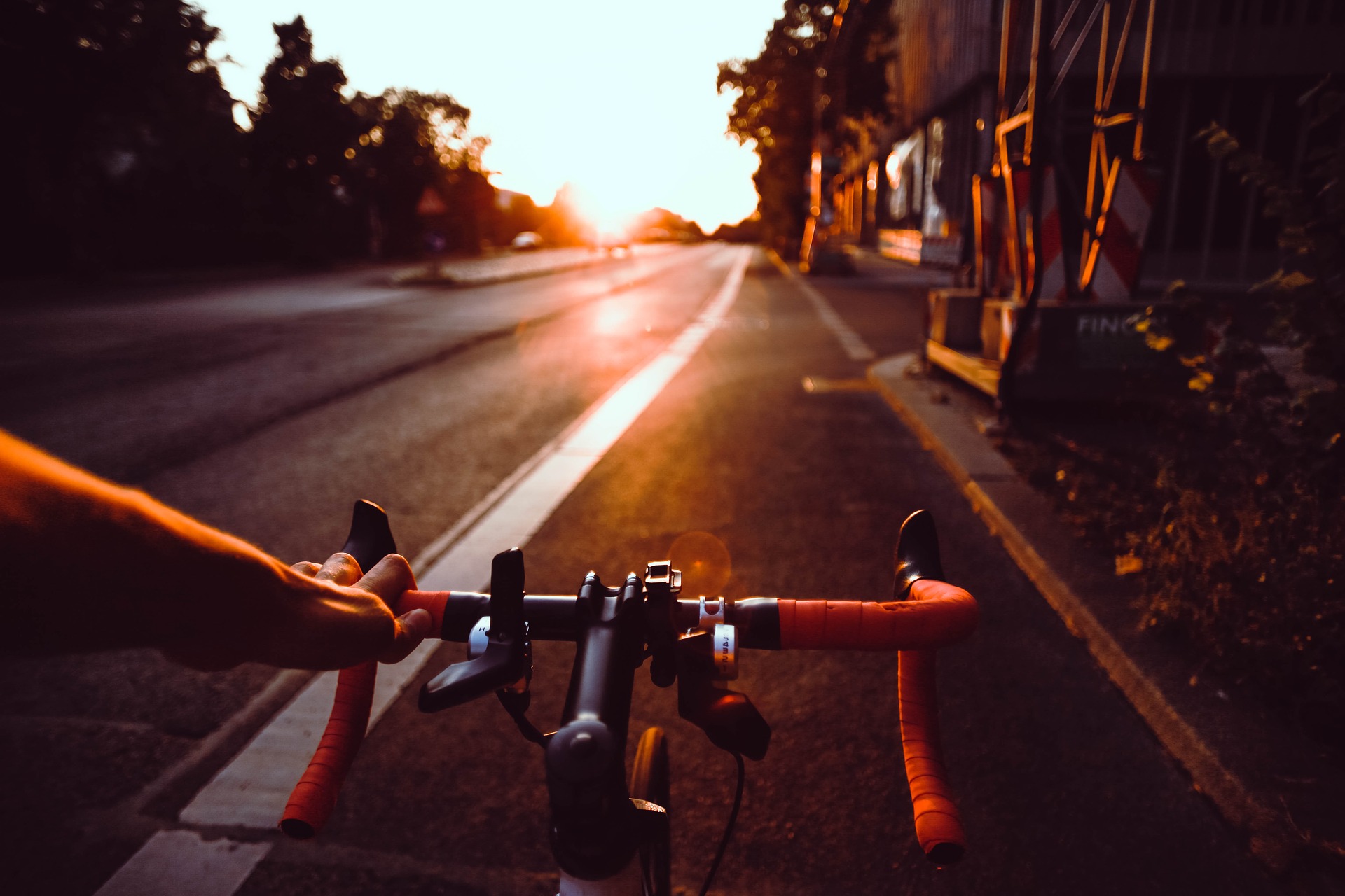 Cycliste au soleil couchant