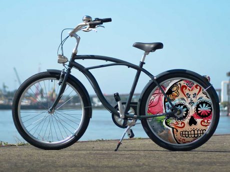 La collection Eskeleto de ce vélo de ville Cruiser possède une roue lenticulaire. Une roue arrière pleine pour un modèle unique en son genre