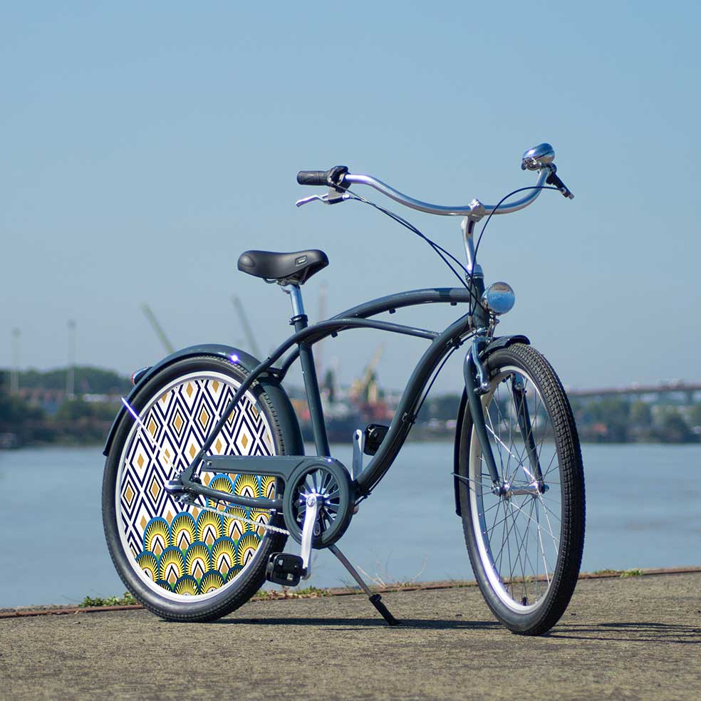 Vélo de collection Indigo. Un vélo Cruiser Coaster original avec une roue pleine à l'arrière. Une roue lenticulaire, enjoliveur du plus bel effet