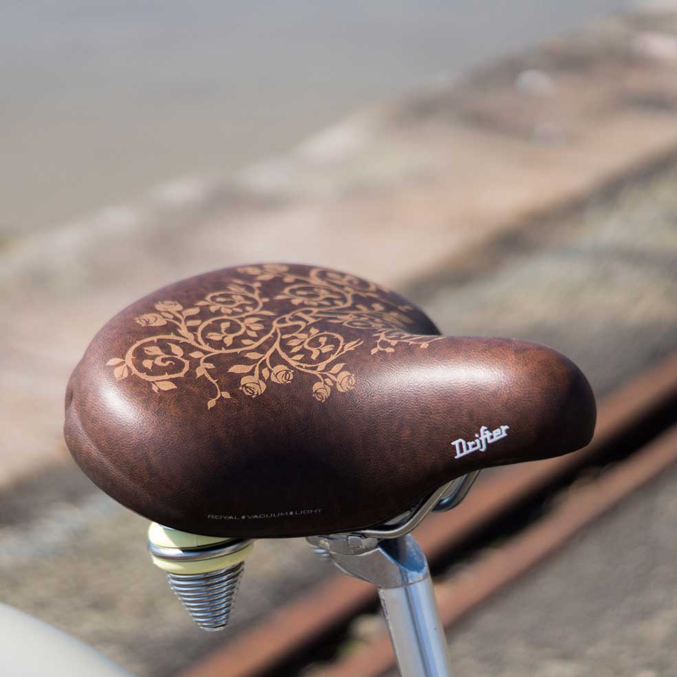 Selle en cuir du vélo Cruiser mixte. Une assise stylée et très confortable pour avaler les kilomètres lors de vos trajets en ville