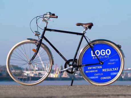 Vélo de fonction, ce vélo de ville Coffee pour homme aux lignes fines aura une roue pleine aux couleurs de votre entreprise à l'arrière. Pour faire plaisir à vos collaborateurs tout en communiquant de manière efficace