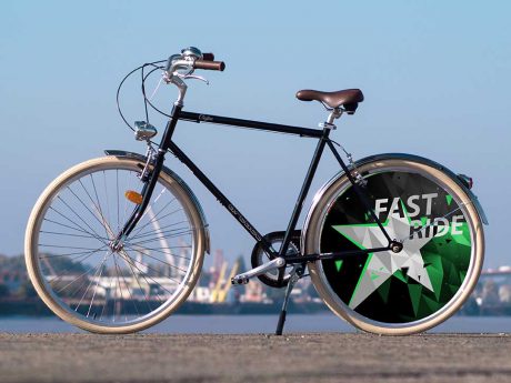 Avec sa ligne épurée, ce vélo de ville Coffee est un vélo pour homme au style vintage. Un enjoliveur à l'arrière au design Fast Ride réalisé par nos créateurs