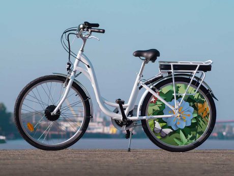Le vélo à assistance électrique E-Colors dans son modèle de collection Canopée. Un look sobre et un enjoliveur fleuri à l'arrière pour rouler en ville en toute simplicité