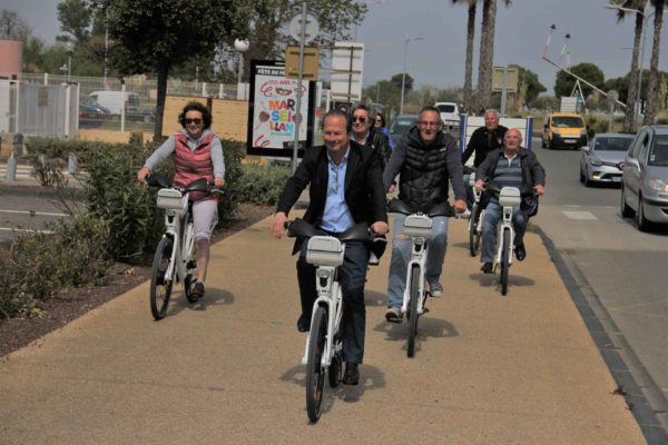 Marseillan : le maire sur un vélo électrique libre-service