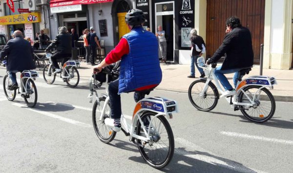 Habitants de Marseillan qui font du vélo électrique en libre-service