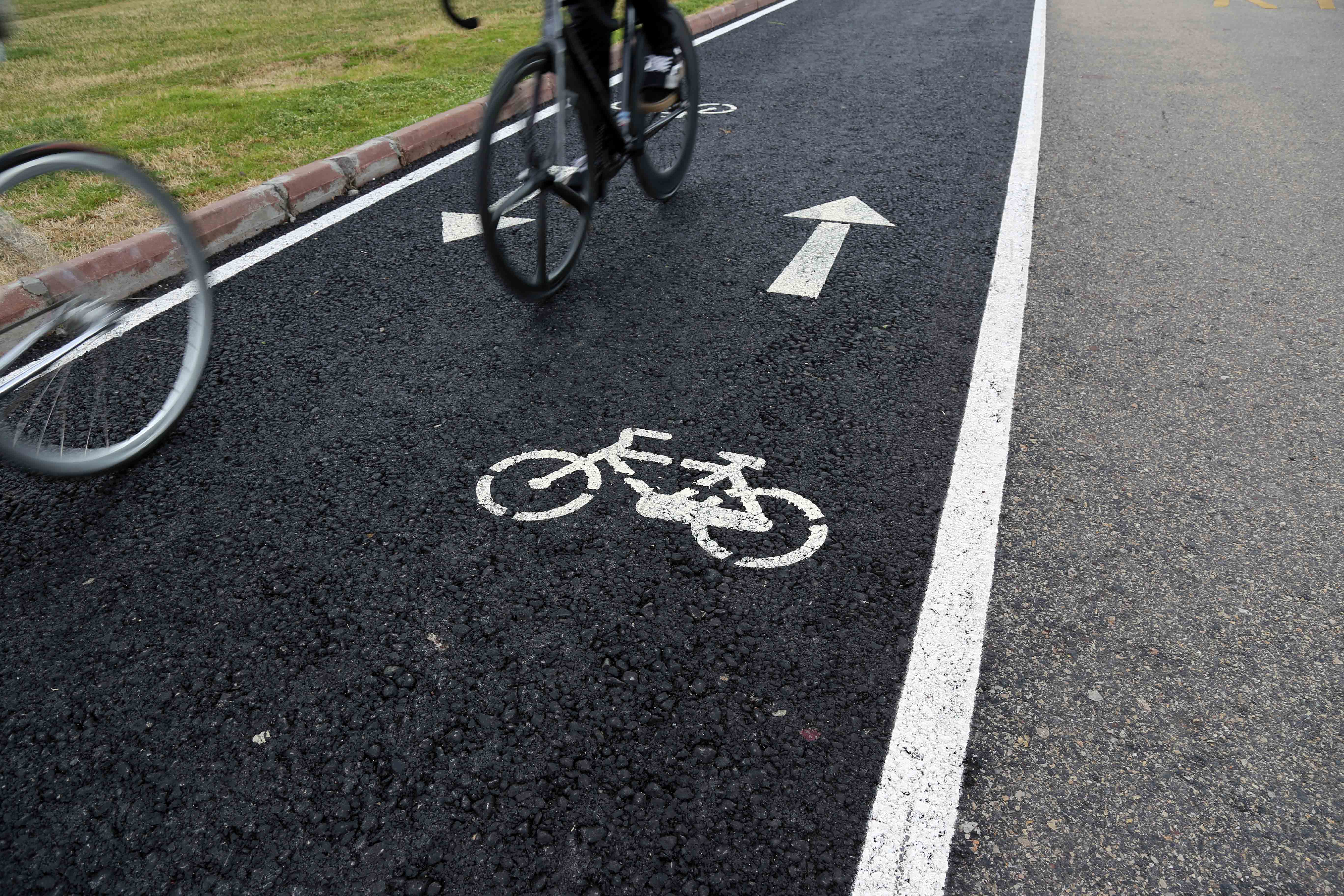 Photo montrant une piste cyclable et des vélos roulant sur cette route